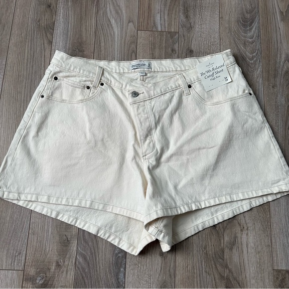 Abercrombie & Fitch Pants - NEW Abercrombie & Fitch The 90s Relaxed Cutoff Short
High Rise size 18 cream